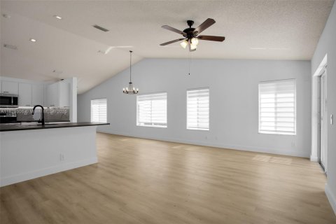 House in Weston, Florida 3 bedrooms, 143.26 sq.m. № 1804346 - photo 8