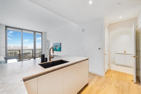 Condominio en alquiler en Miami, Florida, 2 dormitorios, 90.67 m2 № 2032741 - foto 4