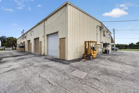 Commercial property in Stuart, Florida № 2392792 - photo 5