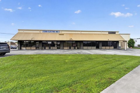 Commercial property in Stuart, Florida № 2392792 - photo 2