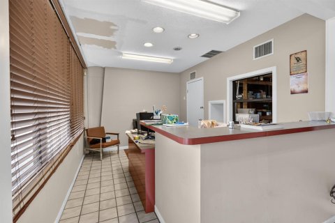 Commercial property in Stuart, Florida № 2392792 - photo 12