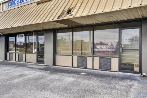 Commercial property in Stuart, Florida № 2392792 - photo 8