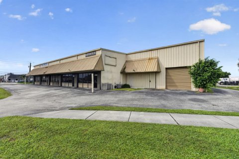 Commercial property in Stuart, Florida № 2392792 - photo 3