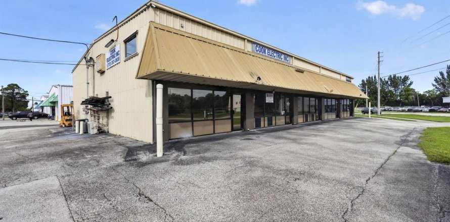 Commercial property in Stuart, Florida № 2392792