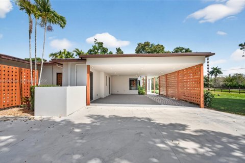 House in Southwest Ranches, Florida 4 bedrooms, 349.03 sq.m. № 2174848 - photo 9