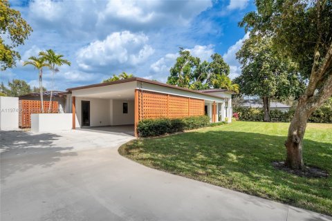 House in Southwest Ranches, Florida 4 bedrooms, 349.03 sq.m. № 2174848 - photo 8