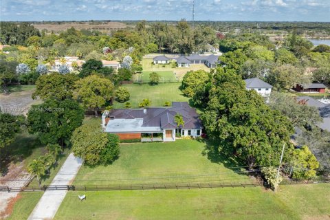 House in Southwest Ranches, Florida 4 bedrooms, 349.03 sq.m. № 2174848 - photo 3