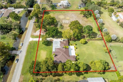 House in Southwest Ranches, Florida 4 bedrooms, 349.03 sq.m. № 2174848