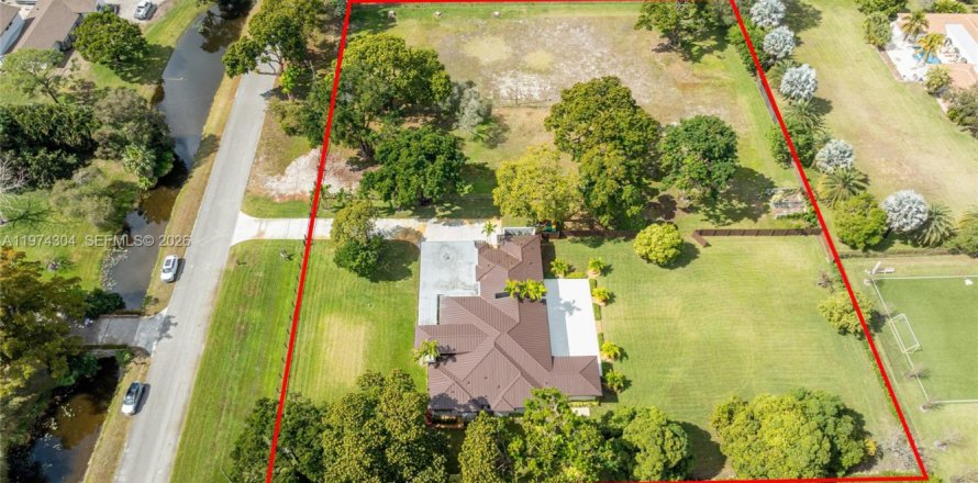 House in Southwest Ranches, Florida 4 bedrooms, 349.03 sq.m. № 2174848