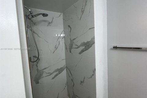 Condominio en alquiler en Miami, Florida, 2 dormitorios, 92.9 m2 № 2038754 - foto 10