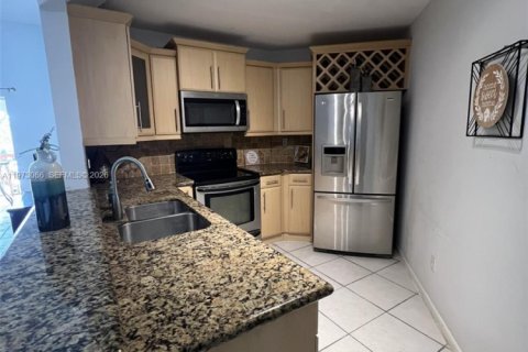 Condominio en alquiler en Miami, Florida, 2 dormitorios, 92.9 m2 № 2038754 - foto 7