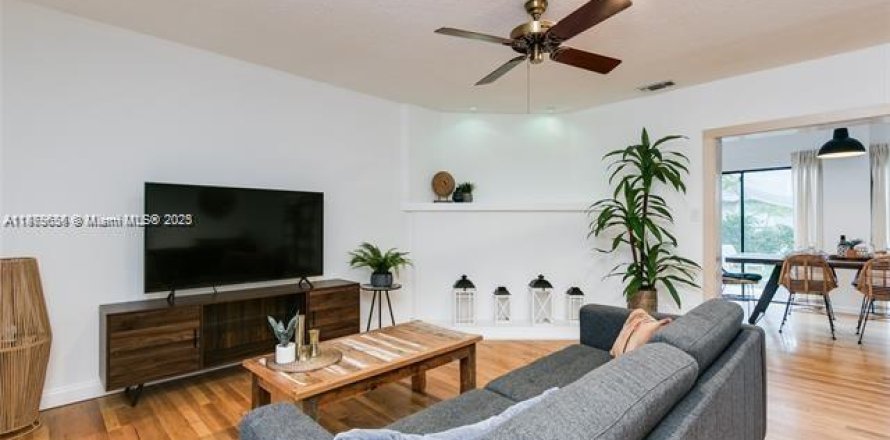 House in Pompano Beach, Florida 2 bedrooms, 147.71 sq.m. № 1921254