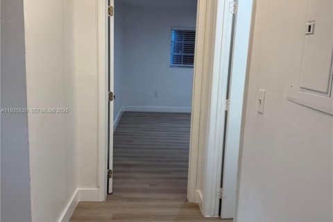 Снять в аренду виллу или дом в Майами, Флорида 2 спальни, 83.61м2, № 1986574 - фото 6