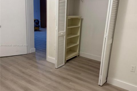 Снять в аренду виллу или дом в Майами, Флорида 2 спальни, 83.61м2, № 1986574 - фото 5