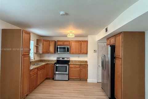 Снять в аренду виллу или дом в Майами, Флорида 2 спальни, 83.61м2, № 1986574 - фото 3