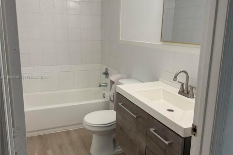 Снять в аренду виллу или дом в Майами, Флорида 2 спальни, 83.61м2, № 1986574 - фото 2