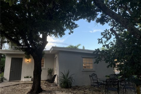 Снять в аренду виллу или дом в Майами, Флорида 2 спальни, 83.61м2, № 1986574 - фото 1