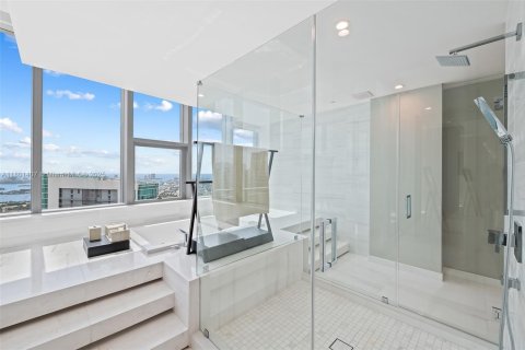 Condominio en venta en Miami, Florida, 5 dormitorios, 605.07 m2 № 1688583 - foto 17