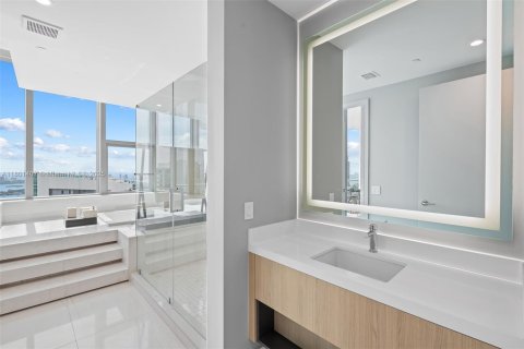 Condominio en venta en Miami, Florida, 5 dormitorios, 605.07 m2 № 1688583 - foto 16