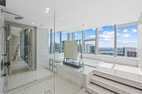 Condominio en venta en Miami, Florida, 5 dormitorios, 605.07 m2 № 1688583 - foto 22