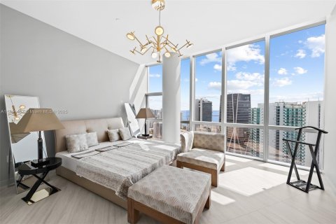 Condominio en venta en Miami, Florida, 5 dormitorios, 605.07 m2 № 1688583 - foto 12