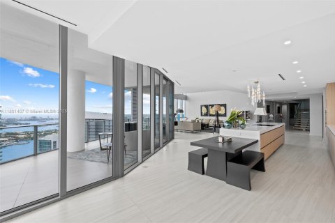 Condominio en venta en Miami, Florida, 5 dormitorios, 605.07 m2 № 1688583 - foto 28