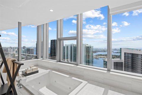 Condominio en venta en Miami, Florida, 5 dormitorios, 605.07 m2 № 1688583 - foto 23