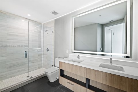 Condominio en venta en Miami, Florida, 5 dormitorios, 605.07 m2 № 1688583 - foto 11