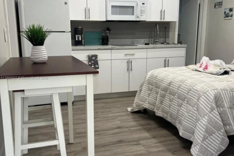 Casa en alquiler en Dania Beach, Florida, 1 dormitorio № 1977591 - foto 1