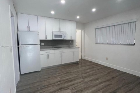 Casa en alquiler en Dania Beach, Florida, 1 dormitorio № 1977591 - foto 4