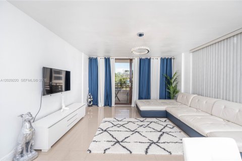 Condominio en alquiler en Hollywood, Florida, 2 dormitorios, 104.05 m2 № 2085820 - foto 3
