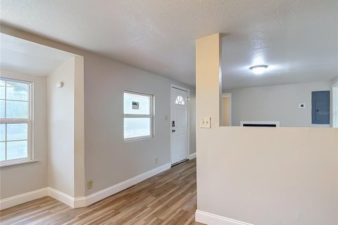 House in Tampa, Florida 3 bedrooms, 89.93 sq.m. № 2413943 - photo 18