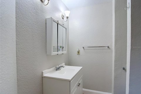 House in Tampa, Florida 3 bedrooms, 89.93 sq.m. № 2413943 - photo 25