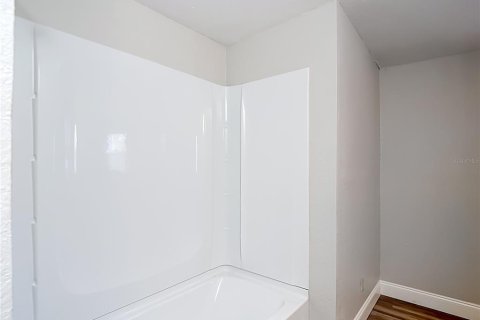 House in Tampa, Florida 3 bedrooms, 89.93 sq.m. № 2413943 - photo 27