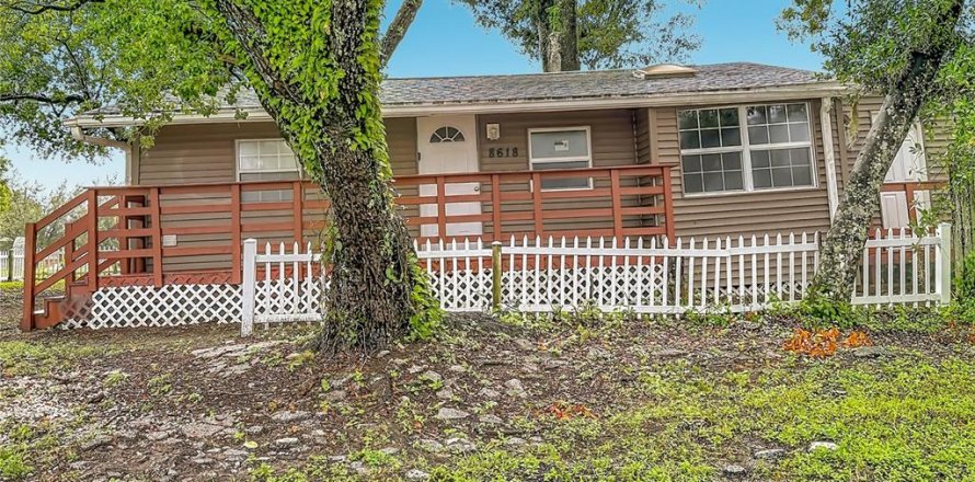 House in Tampa, Florida 3 bedrooms, 89.93 sq.m. № 2413943