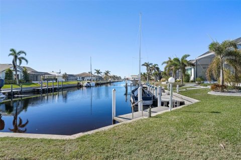 House in Punta Gorda, Florida 2 bedrooms, 154.78 sq.m. № 1521896 - photo 6