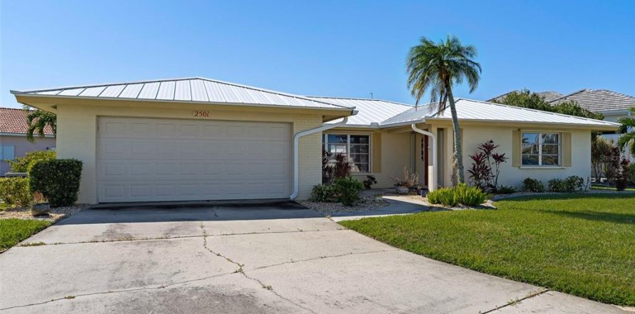 House in Punta Gorda, Florida 2 bedrooms, 154.78 sq.m. № 1521896