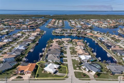 House in Punta Gorda, Florida 2 bedrooms, 154.78 sq.m. № 1521896 - photo 4