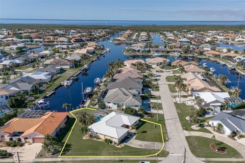 House in Punta Gorda, Florida 2 bedrooms, 154.78 sq.m. № 1521896 - photo 14