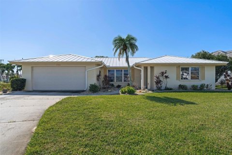 House in Punta Gorda, Florida 2 bedrooms, 154.78 sq.m. № 1521896 - photo 15
