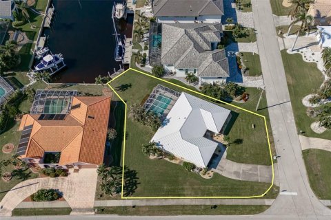 House in Punta Gorda, Florida 2 bedrooms, 154.78 sq.m. № 1521896 - photo 13