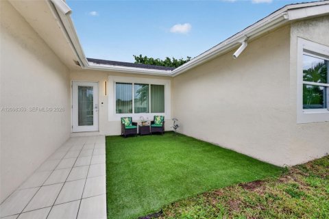 House in Sunrise, Florida 3 bedrooms, 174.01 sq.m. № 2394560 - photo 4