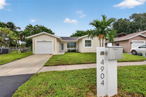 House in Sunrise, Florida 3 bedrooms, 174.01 sq.m. № 2394560 - photo 2