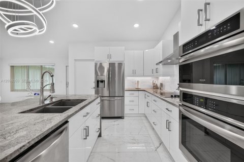 House in Sunrise, Florida 3 bedrooms, 174.01 sq.m. № 2394560 - photo 13