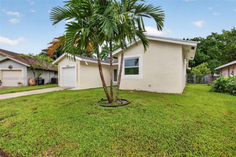 House in Sunrise, Florida 3 bedrooms, 174.01 sq.m. № 2394560 - photo 3