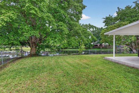 House in Sunrise, Florida 3 bedrooms, 174.01 sq.m. № 2394560 - photo 7