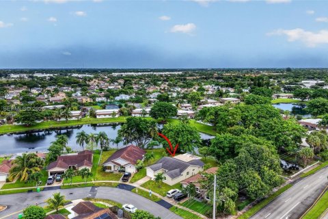 House in Sunrise, Florida 3 bedrooms, 174.01 sq.m. № 2394560