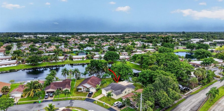 House in Sunrise, Florida 3 bedrooms, 174.01 sq.m. № 2394560