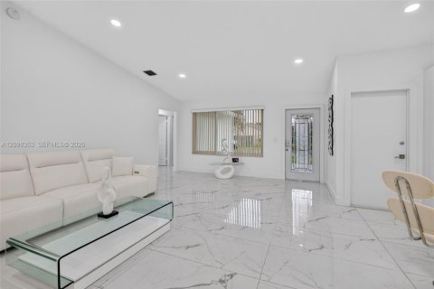 House in Sunrise, Florida 3 bedrooms, 174.01 sq.m. № 2394560 - photo 10