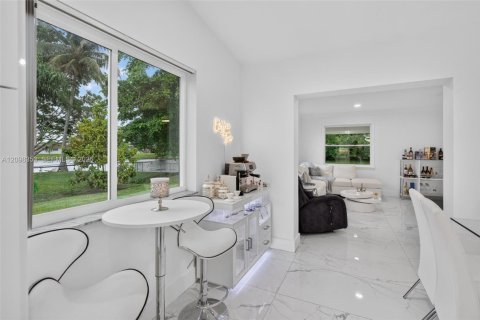 House in Sunrise, Florida 3 bedrooms, 174.01 sq.m. № 2394560 - photo 15